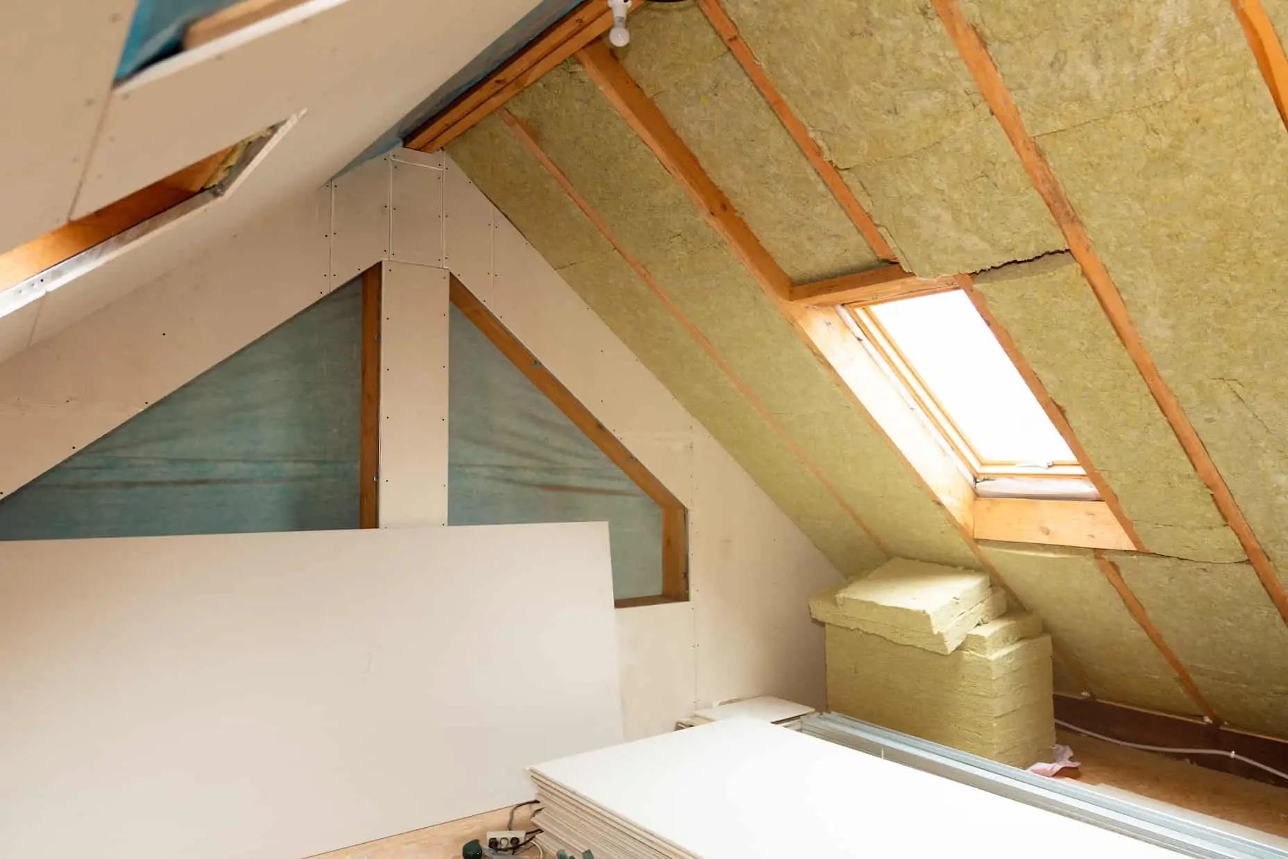 Isolation des combles aménageables avec de la laine minérale dans une maison