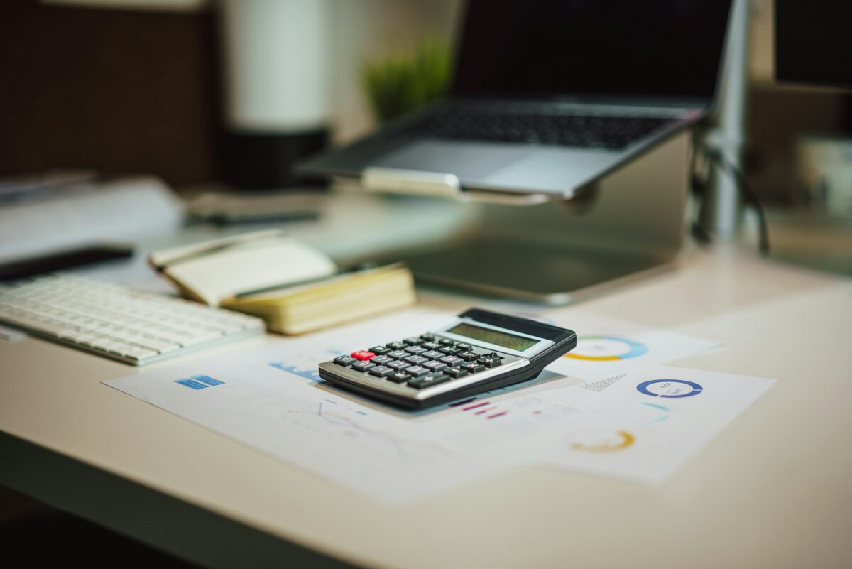 personne calculant le taux d'écrêtement MaPrimeRénov'