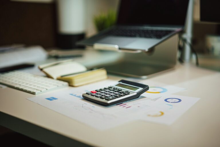 personne calculant le taux d'écrêtement MaPrimeRénov'