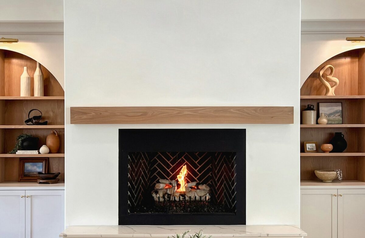 salon avec coffrage en placo du conduit de cheminée du poêle à bois