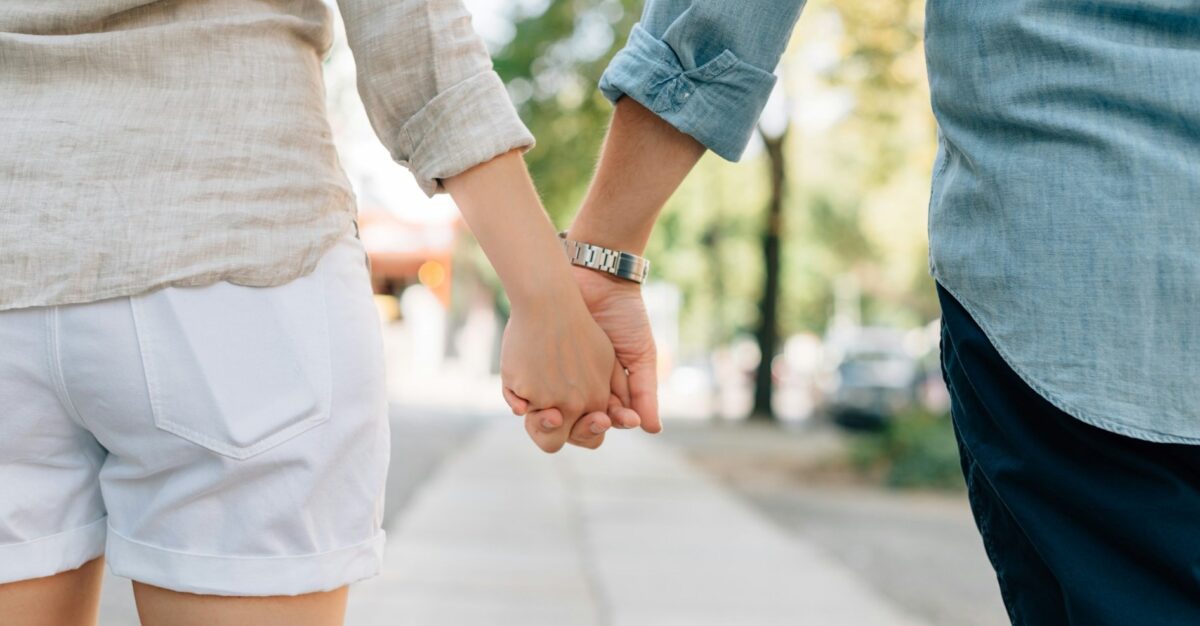 couple se tenant la main après avoir bénéficié de MaPrimeRénov' en couple non-marié