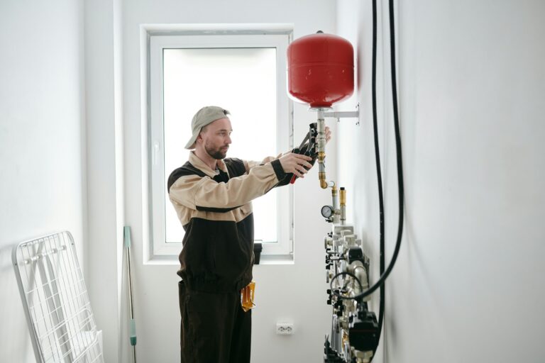 installateur en train de connecter le surplus photovoltaïque vers chauffe-eau