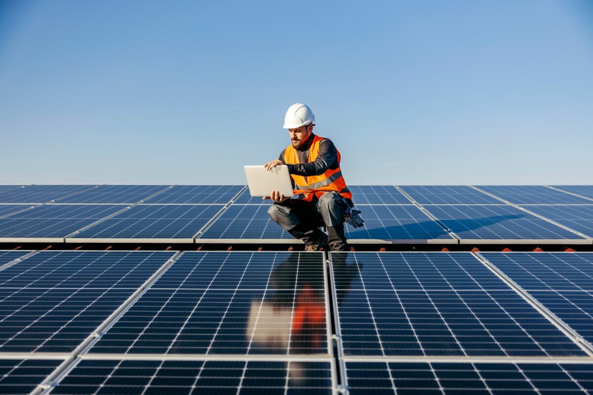 artisan en train de calculer les aides pour panneau solaire