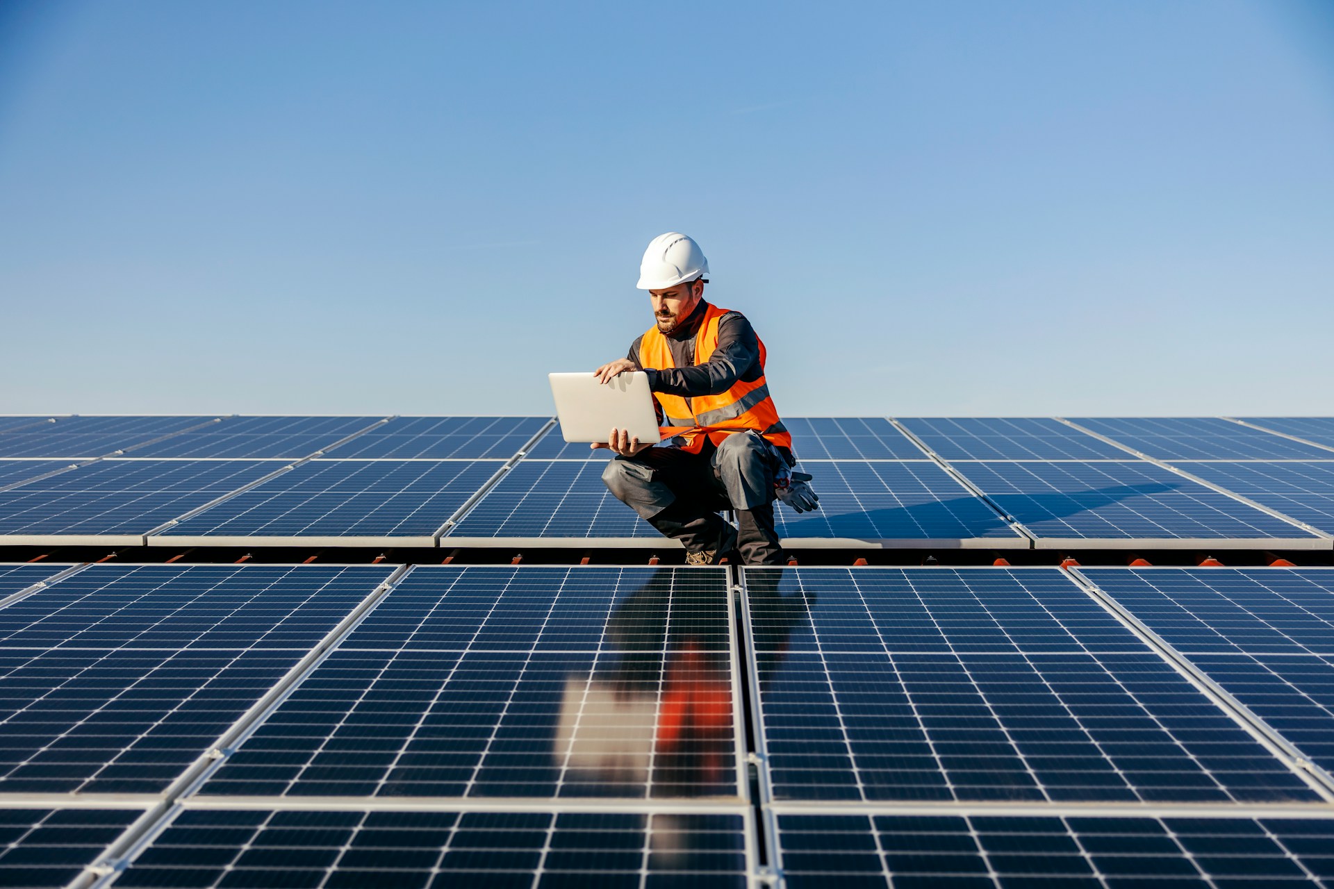artisan en train de calculer les aides pour panneau solaire