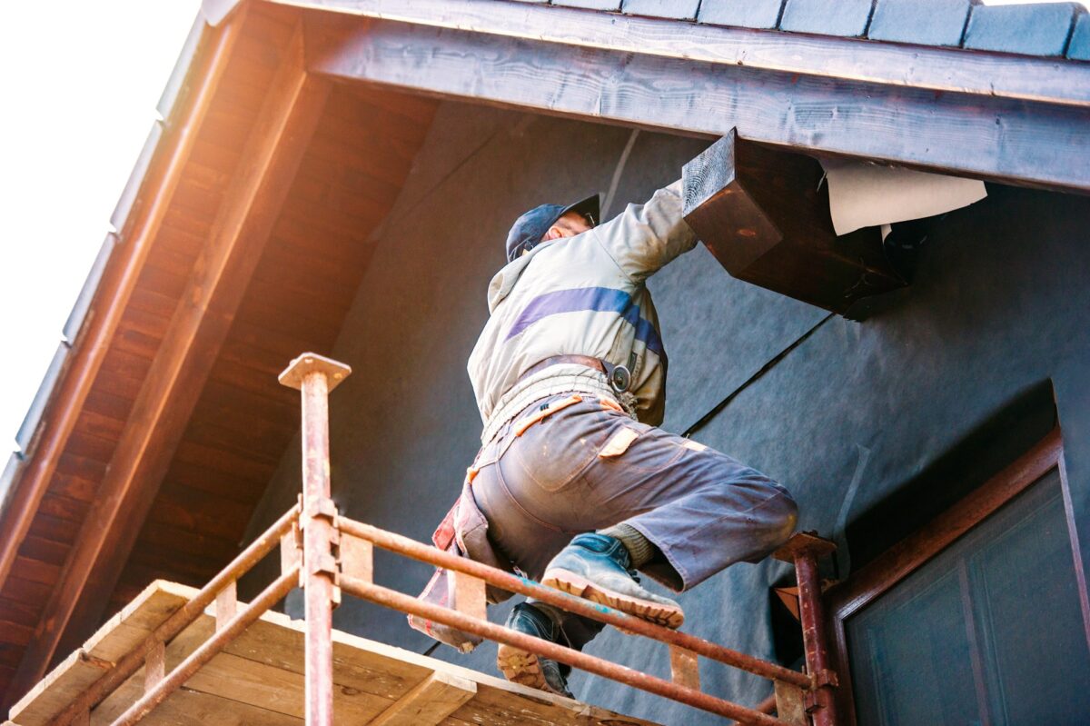 artisan installant un isolant avec un très bon déphasage thermique