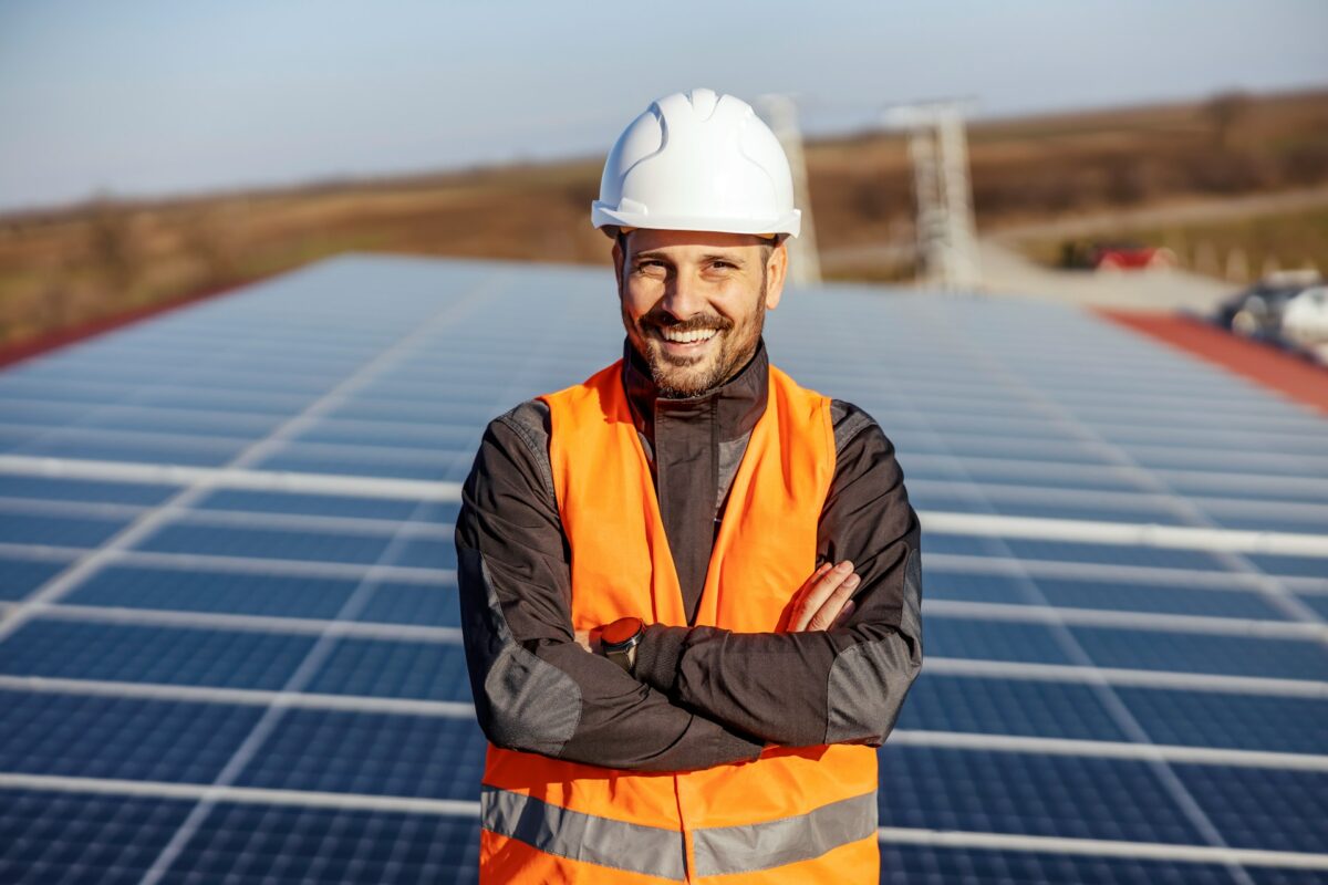 installateur expliquant les avantages et inconvénients des panneaux photovoltaïques