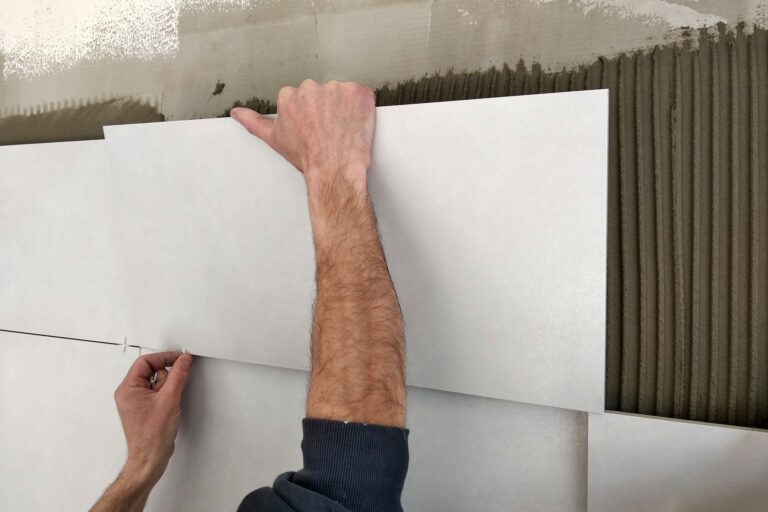 artisan en train d'installer un isolant mince sur du placo