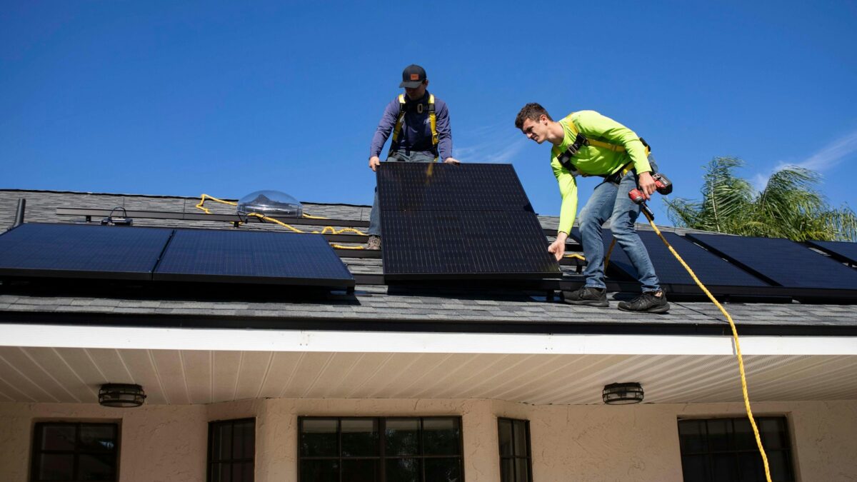 expert en train d'analyser le poids d'un panneau solaire sur une toiture