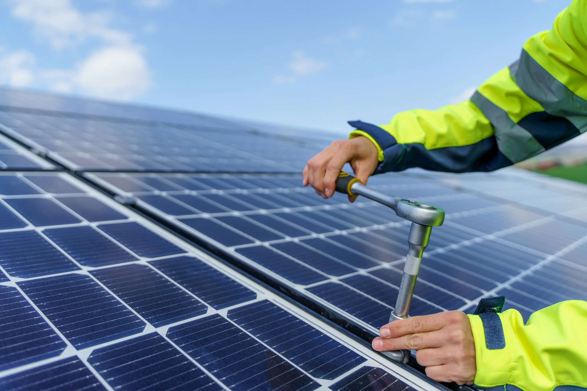 ouvrier en train de faire l'entretien de panneaux solaires