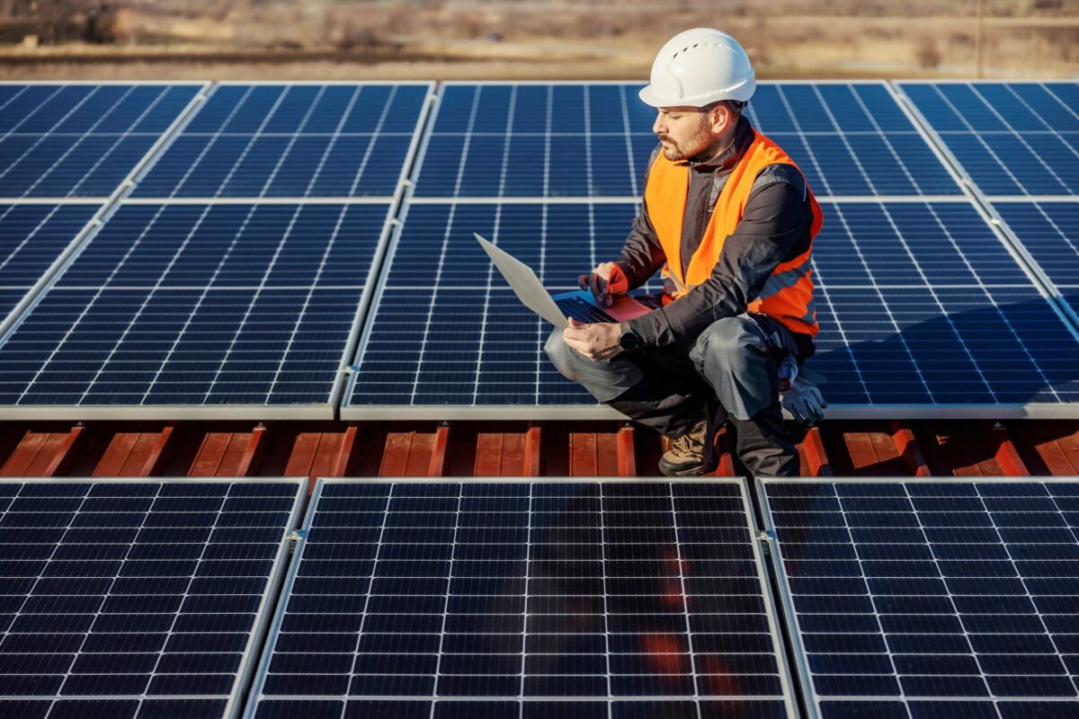 professionnel en train d'estimer la rentabilité de la location de panneau solaire