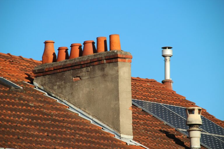 sortie poêle à bois sur une toiture en tuile