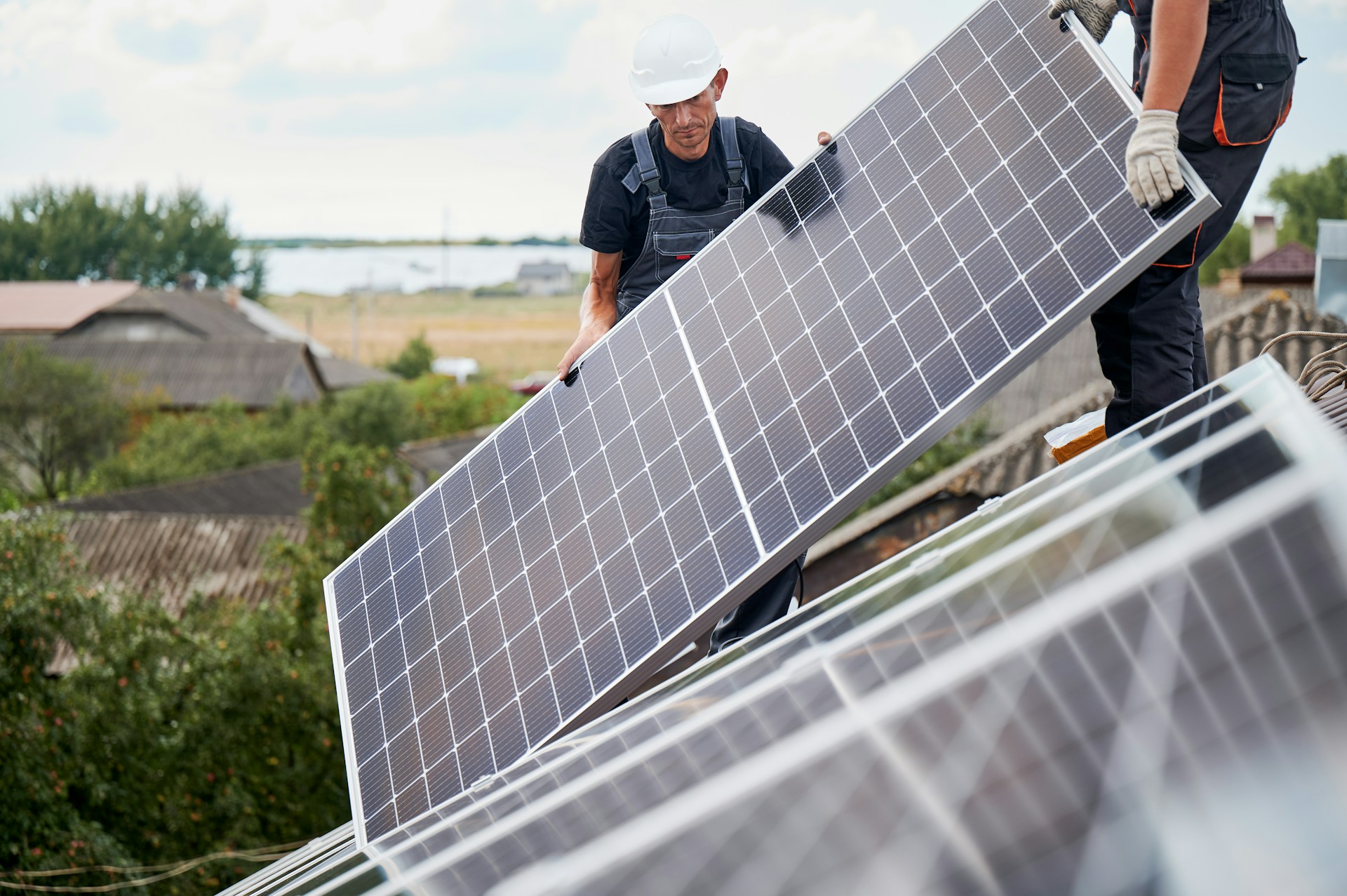 artisans installation des panneaux photovoltaïques avec optimiseur solaire