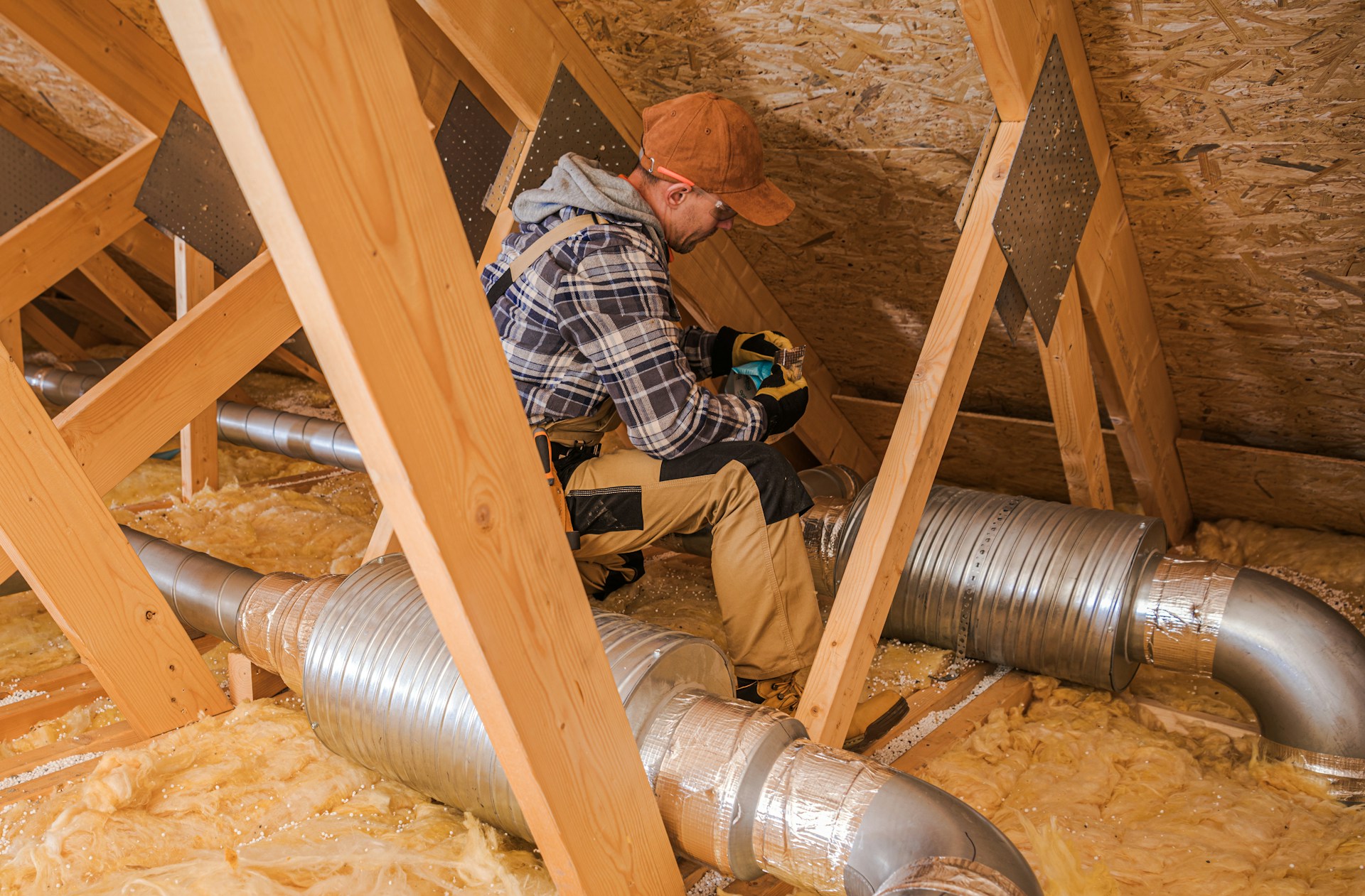 artisan réalisant l'isolation de combles perdus pour une maison de 100 m2