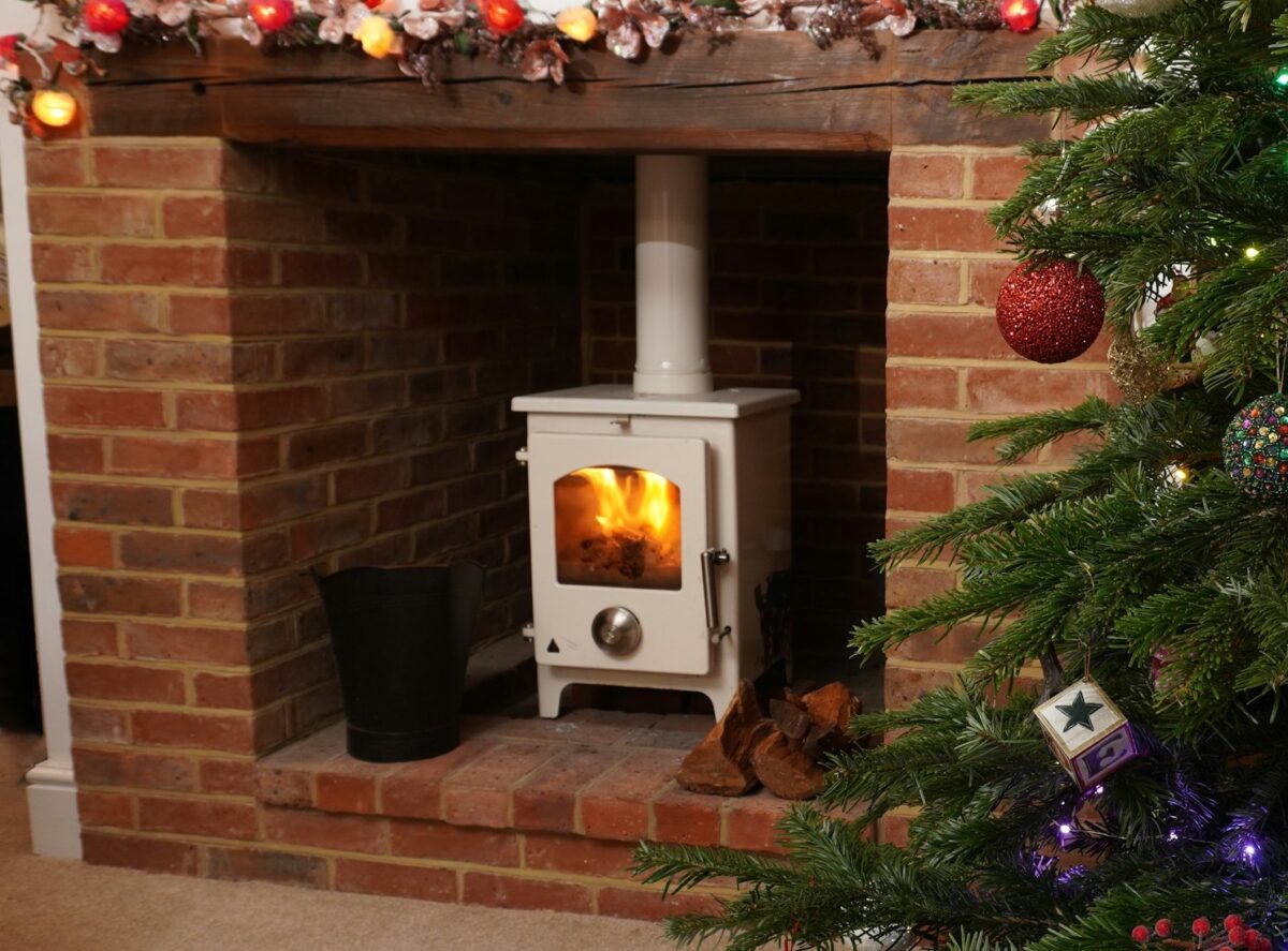 poêle à granulés dans une cheminée ancienne