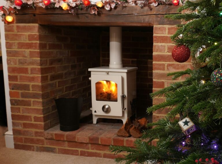 poêle à granulés dans une cheminée ancienne