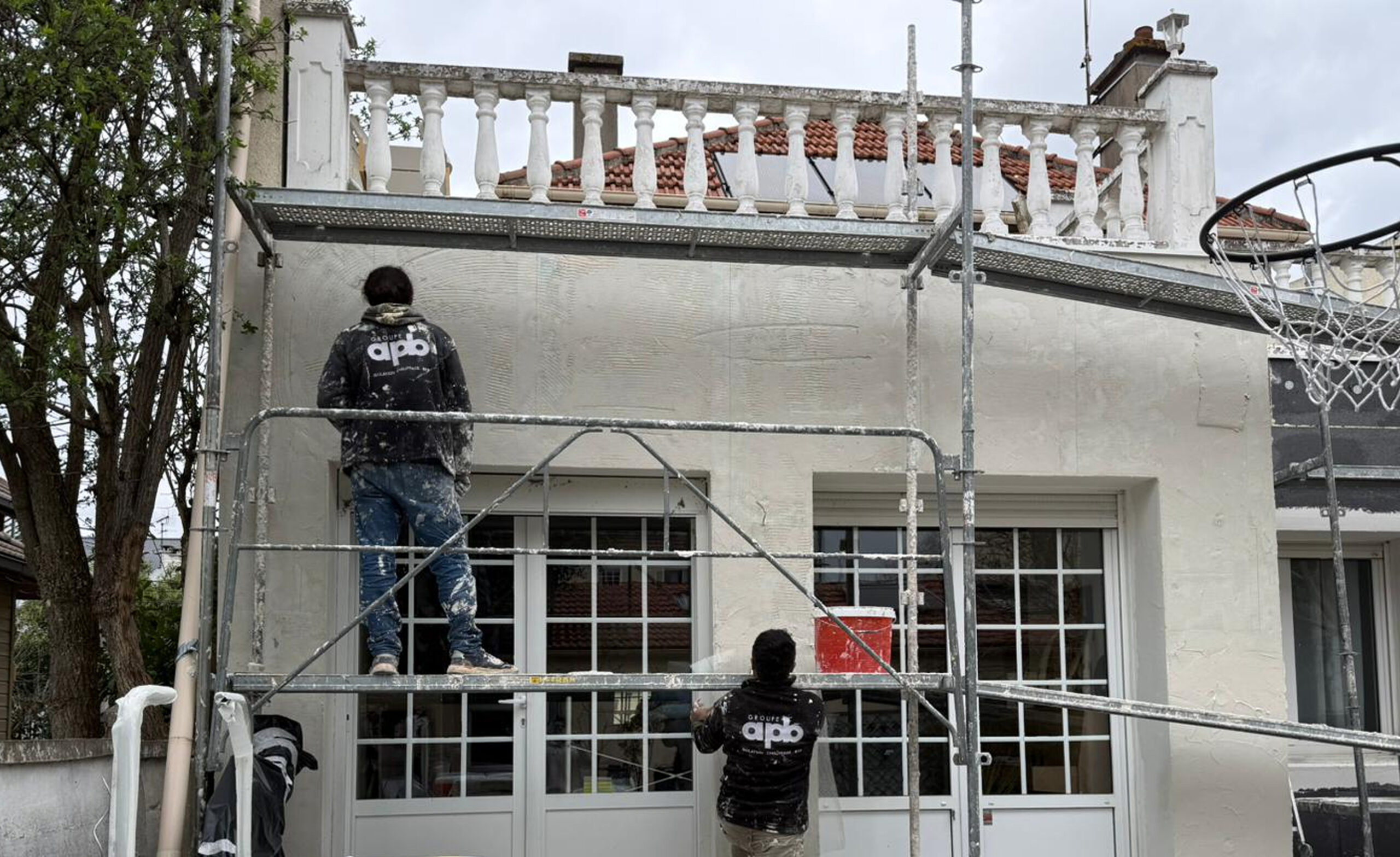 photo artisans réalisant l'isolation extérieure d'une maison