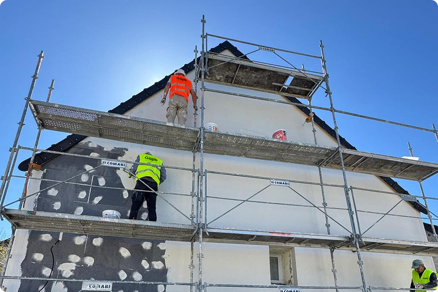 photo réalisation d'isolation extérieure d'une maison par groupe apb
