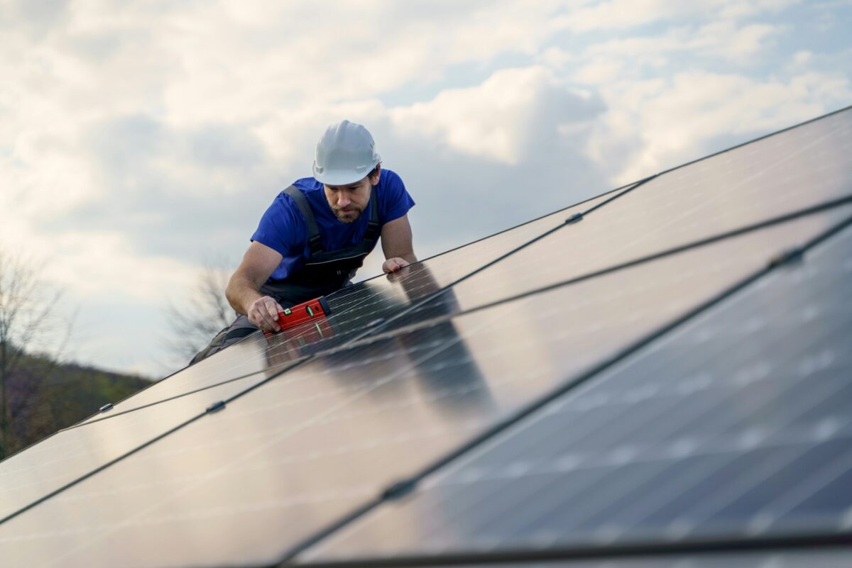 professionnel analysant l'inclinaison optimale de panneau solaire en hiver