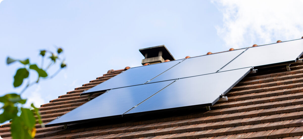Photo de panneaux solaires photovoltaïques installées sur le toit d'une maison