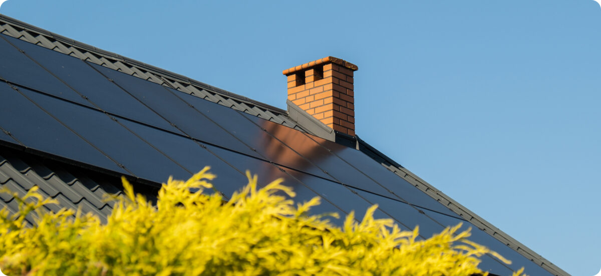 Photo d'un système solaire combiné sur un toit